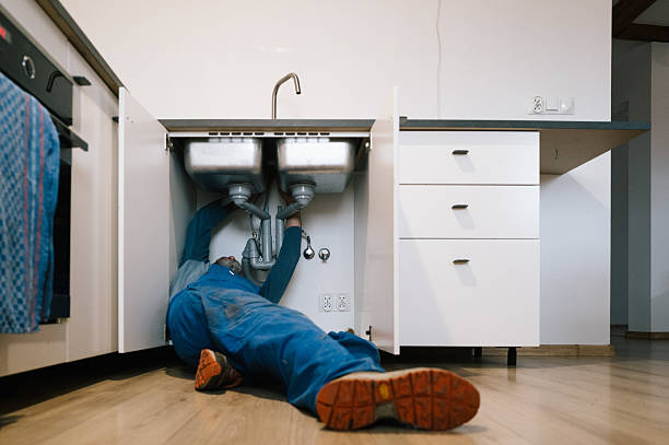 Professional Emergency Plumber technician working in New Market, IN